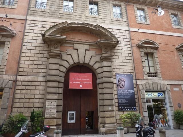 Palazzo Pepoli Nuovo, portone