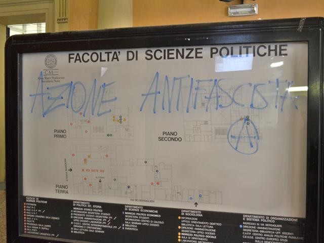 Scritta di protesta a Scienze Politiche - Palazzo Hercolani - Strada Maggiore (BO)