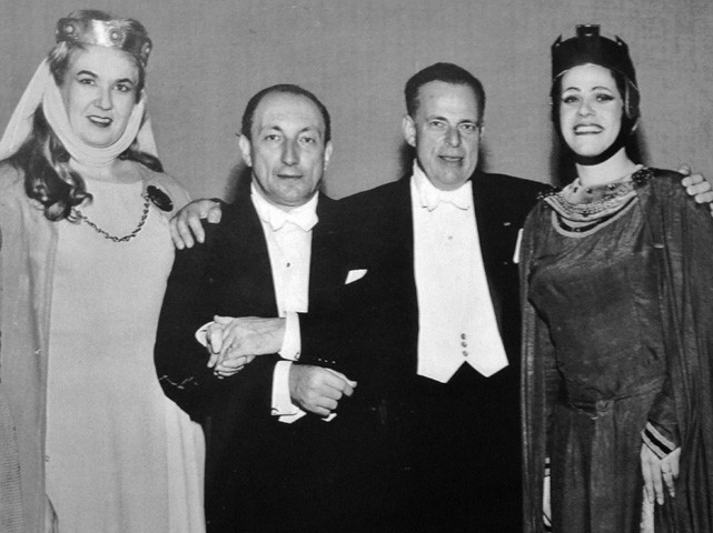 Il maestro Francesco Molinari Pradelli e alcuni cantanti in costume 