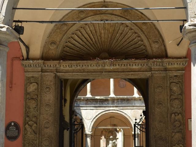 Palazzo Malvezzi Campeggi - ingresso - particolare