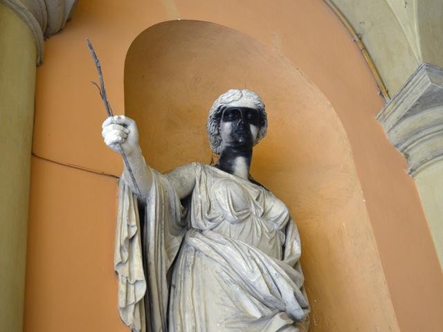 Statua di G. De Maria (XIX sec.) sfregiata con vernice nera - Palazzo Hercolani (BO)