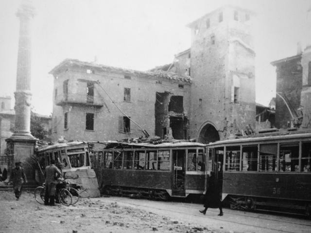 Tram colpiti dalle bombe in piazza Malpighi - Fonte: Museo della Resistenza - Istituto Parri (BO)