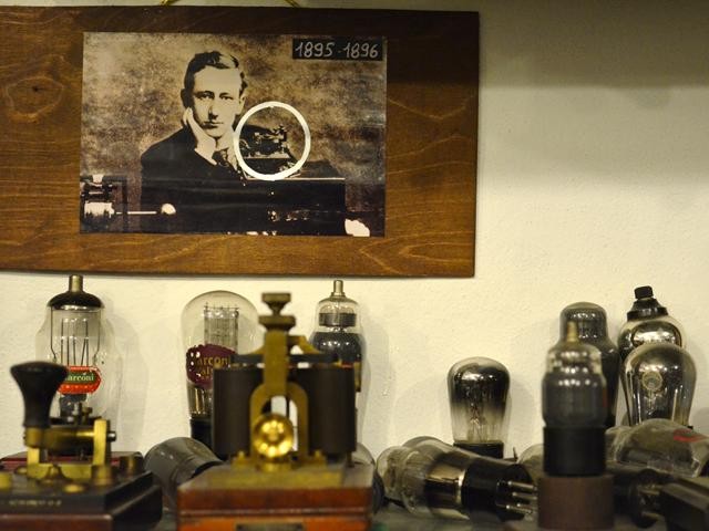 Ritratto di G. Marconi all'epoca della scoperta del telegrafo senza fili - in primo piano alcune valvole Marconi - Museo Pelagalli Mille Voci Mille Suoni (BO)