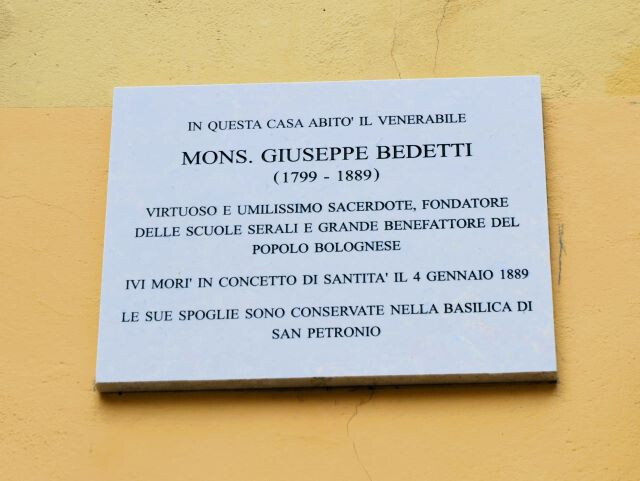 Lapide sulla casa abitata da don Bedetti