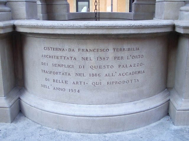 Iscrizione sul pozzo di palazzo d'Accursio (BO)