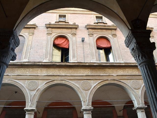 Palazzo Malvezzi Campeggi - via Zamboni - portico di San Giacomo