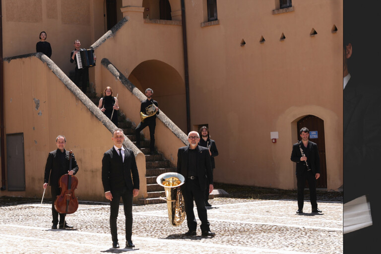 copertina di ALL'OPERA!