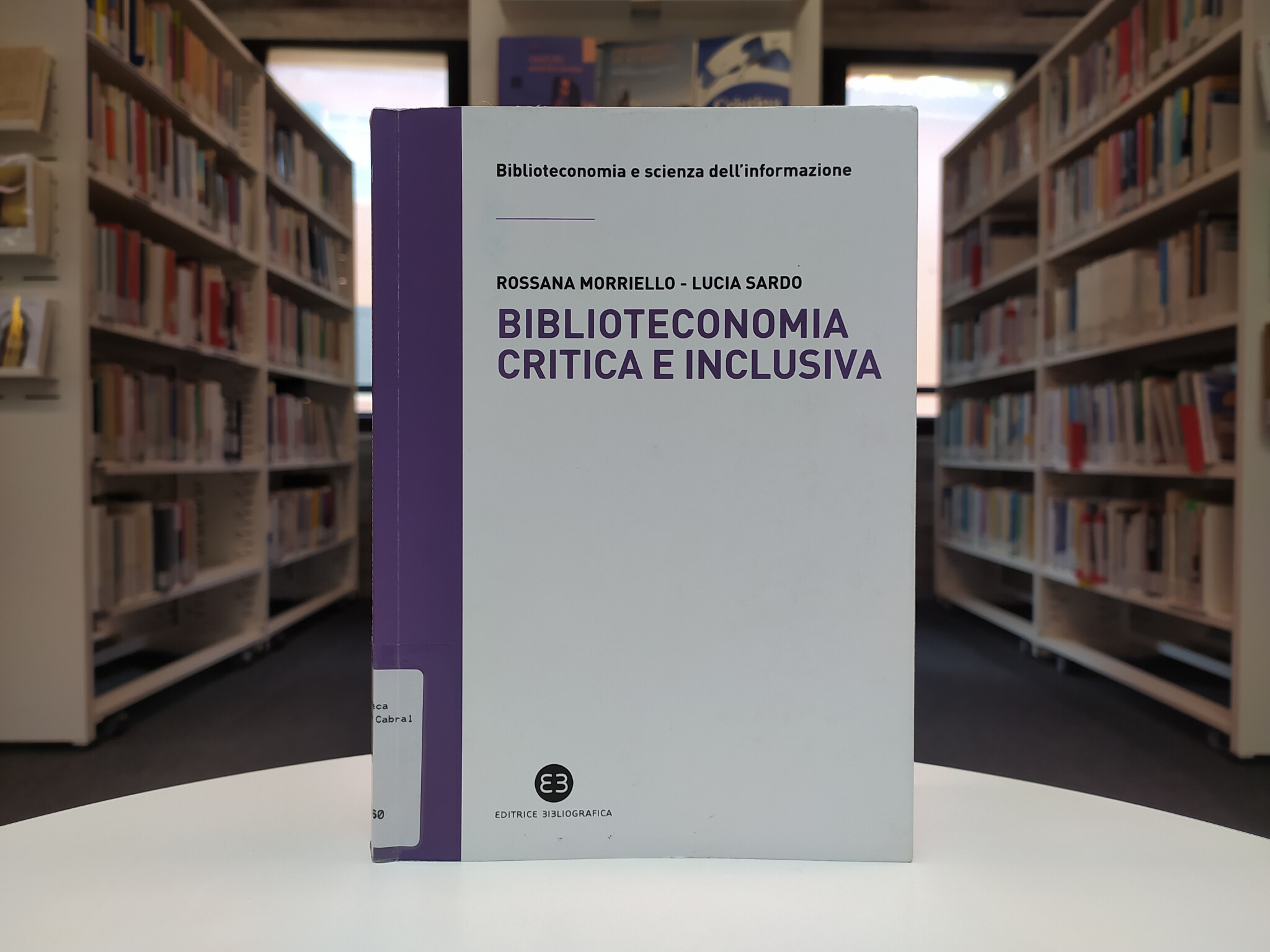 copertina di Biblioteconomia critica e inclusiva