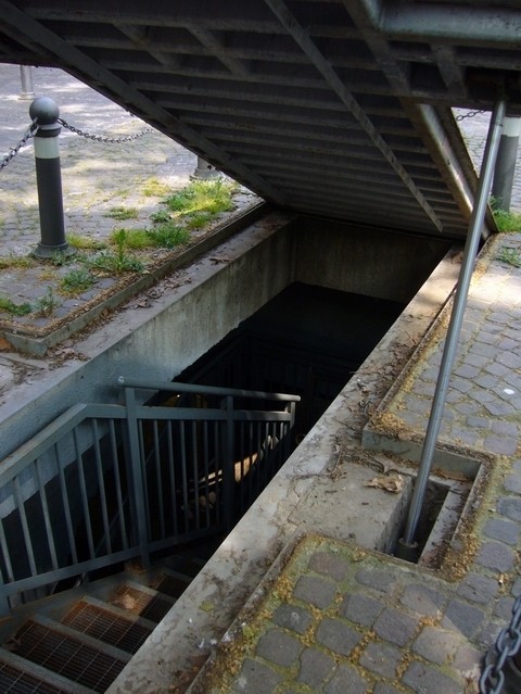 Accesso all'Aposa sotterraneo in piazza Minghetti
