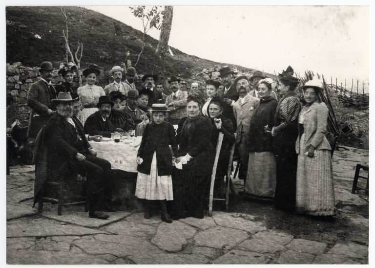 immagine di Il 16 ottobre 1893 a Montegiovi nel Mugello in comitiva. Alla sua sinistra l'amico Luigi Billi