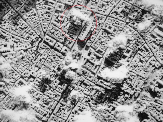 Foto aerea del bombardamento dell'Archiginnasio (cerchiato in rosso) il 29 gennaio 1944