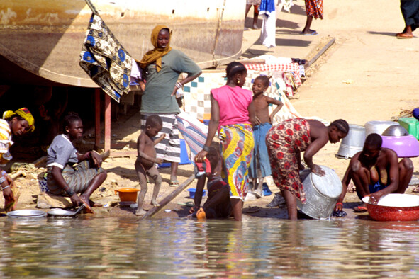 Lavaggio delle stoviglie nel fiume Bani a Mopti - Mali - 1999