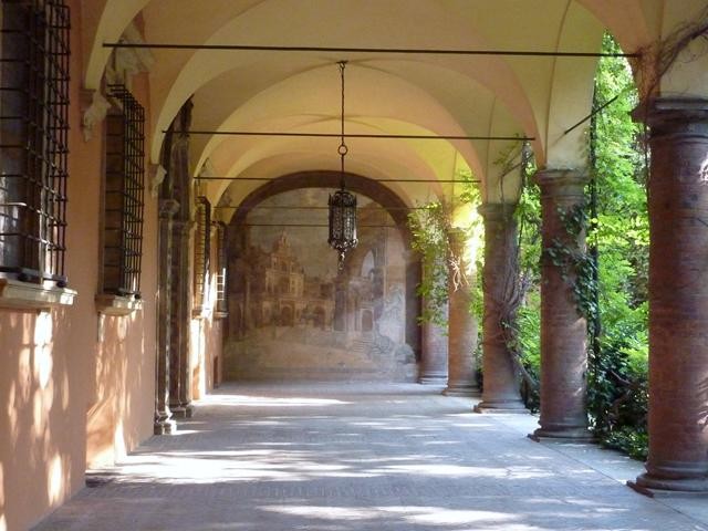 Collegio di Spagna - corte interna e portico