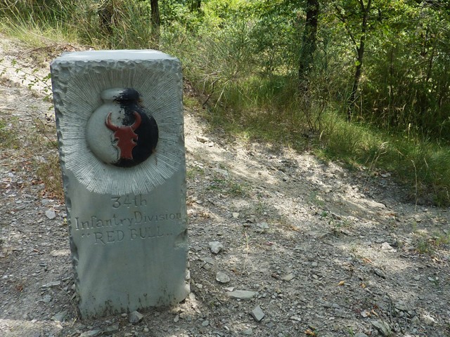 Cippo dedicato alla 34th Infantry Division Red Bull sul sentiero verso 810 Hill - Vernio (PO)