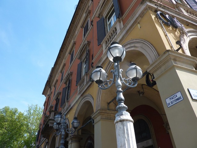 Palazzo Giordani e i suoi vecchi lampioni 