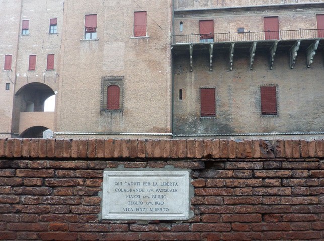 Lapide sul luogo in cui furono fucilati gli antifascisti il 15 novembre 1943 a Ferrara