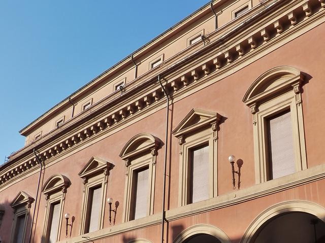 Palazzo Gessi - sec. XVII - poi Cinema teatro Medica - via Montegrappa (BO) - particolare della facciata
