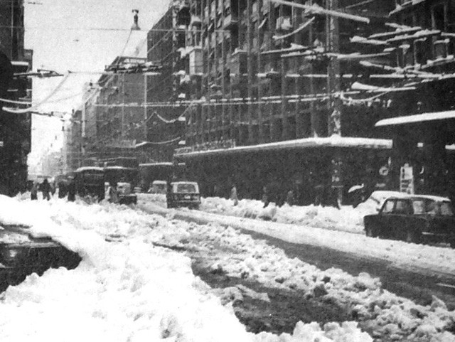 Una strada del centro di Bologna bloccata dalla neve - Fonte: "Bologna. Notizie del Comune"