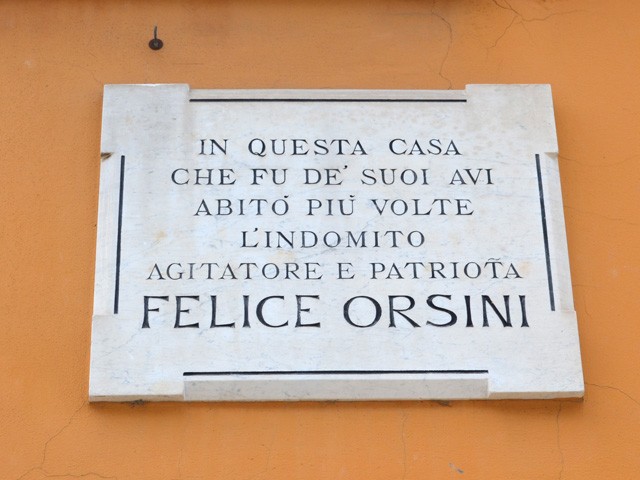 Lapide sulla casa abitata da F. Orsini 