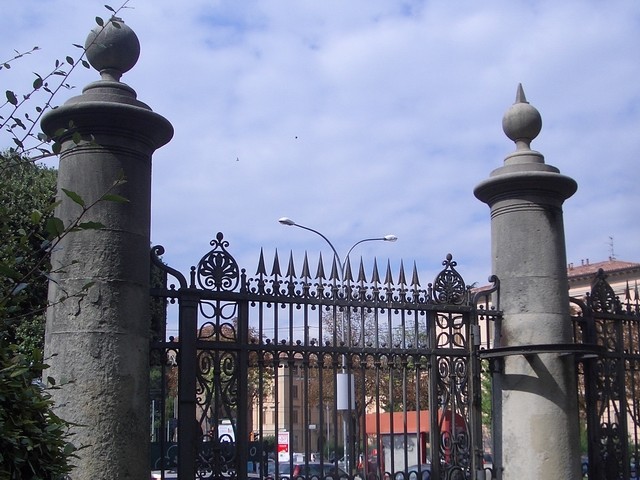 Cancello dei Giardini Margherita a porta Castiglione