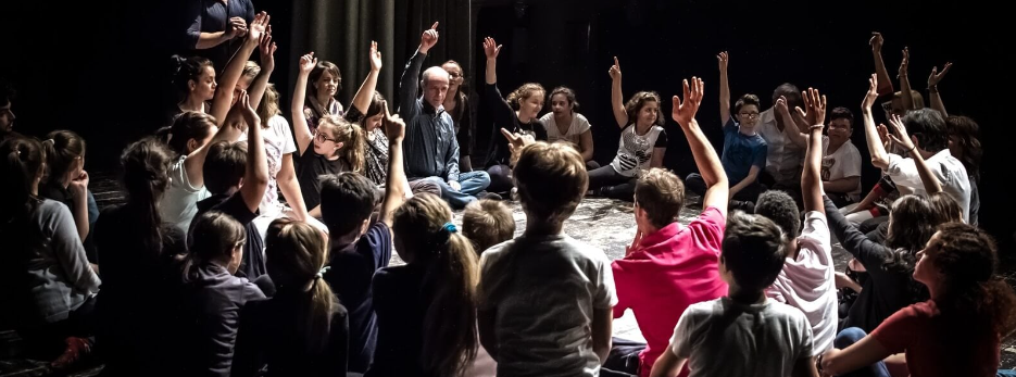 copertina di Ritrovarsi attraverso il teatro – Teatro Distinto