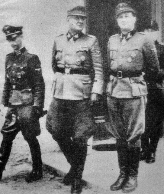 Il gen. Max Simon (al centro) con altri alti ufficiali della 16a Divisione "Reichsfuhrer SS" 