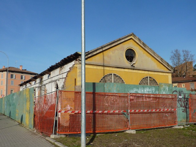 Magazzino della Ferrovia Veneta in corso di demolizione nel 2011