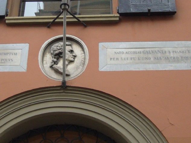 Medaglia e targa ricordo di Luigi Galvani sulla facciata della sua casa natale