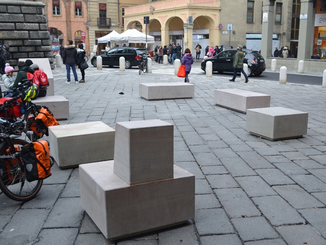 Panchine di pietra in piazza Ravegnana (BO)
