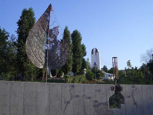Il parco Olivo - in primo piano la foglia di gelso dello scultore N. Zamboni
