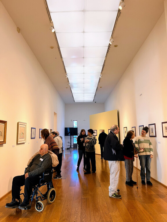 copertina di CON CURA E CULTURA. I musei come spazi di comunità per persone con demenza e loro caregiver