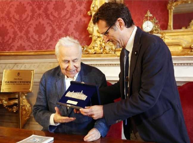 Mons. Catti riceve il premio "Turrita d'argento" dalle mani del sindaco di Bologna - Fonte: http://www.caritasroma.it