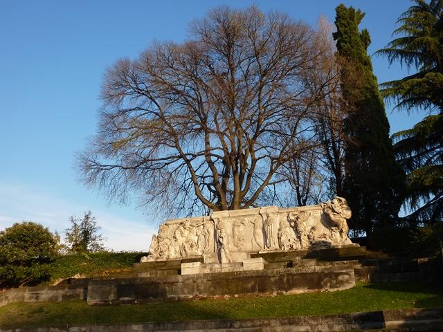 Giardino memoriale - monumento a Carducci - L. Bistolfi