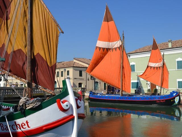 Barche d'epoca nel porto canale di Cesenatico