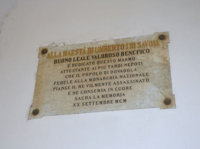 La lapide ricorda re Umberto I