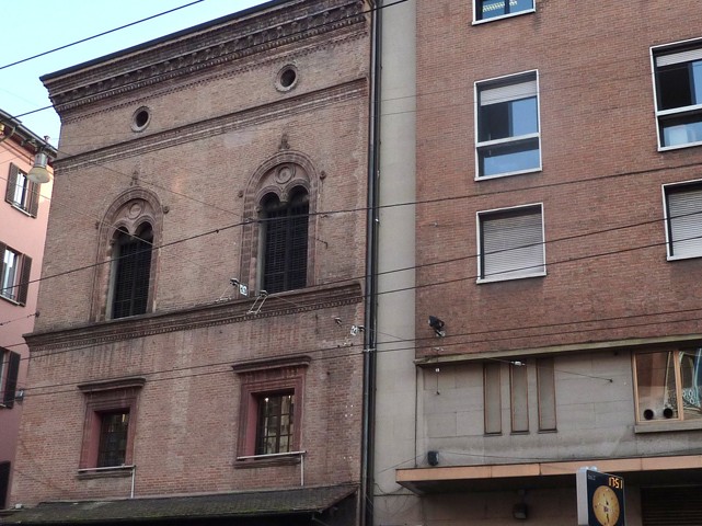 Ciò che rimane della facciata dell'ex Albergo Reale (poi Hotel Brun) dopo il bombardamento alleato del luglio 1943