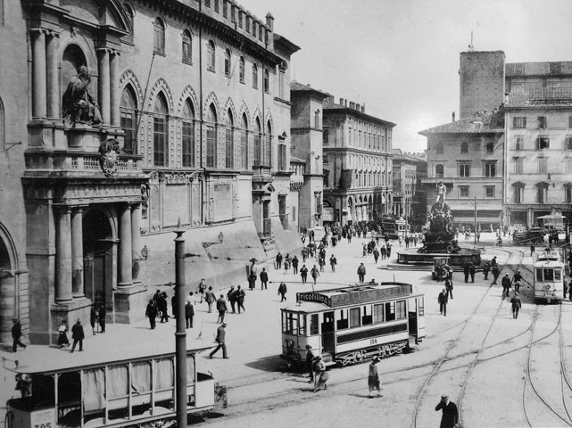 Tram elettrici in Piazza Maggiore (BO)