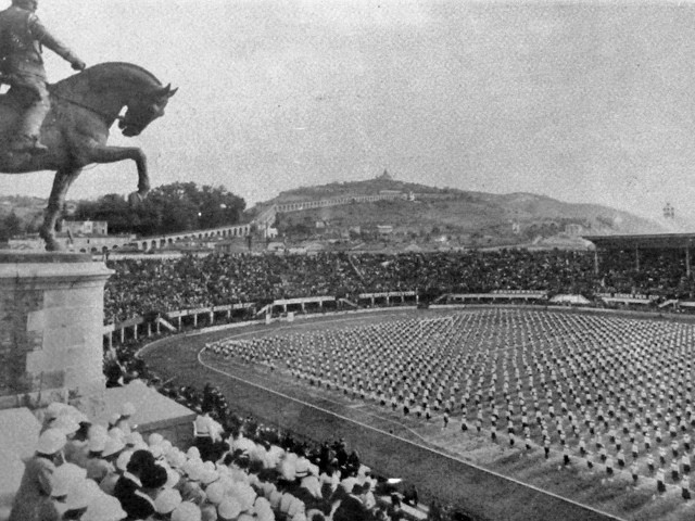 Stadio Littoriale nel 1930 ca - in primo piano la statua equestre di Mussolini sotto l'arcone della Torre di Maratona