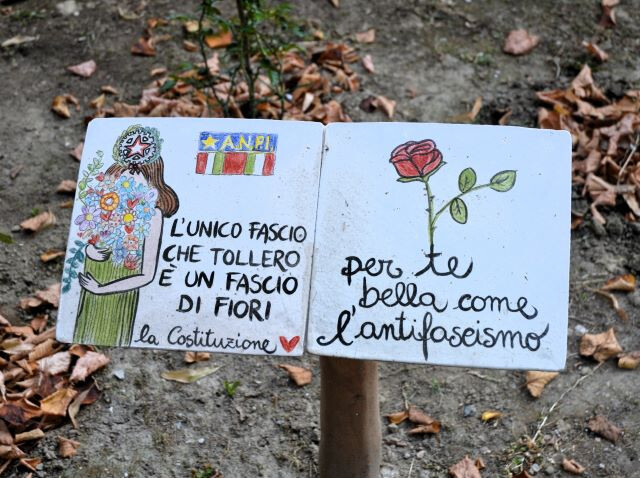 Una rosa sul luogo della strage