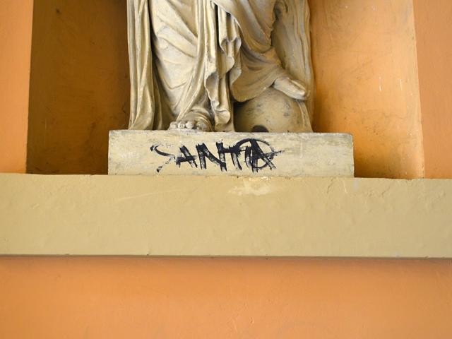 Una delle statue di palazzo Hercolani sporcate di vernice