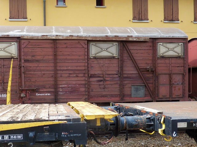 Vecchio vagone merci in sosta alla stazione di San Ruffillo (BO)
