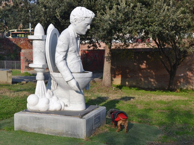 La statua di Freak Antoni nel giardino John Klemen al Cavaticcio (BO)