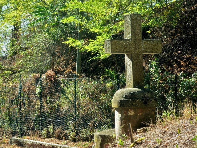 Croce votiva all'ingresso dell'eremo di Ronzano