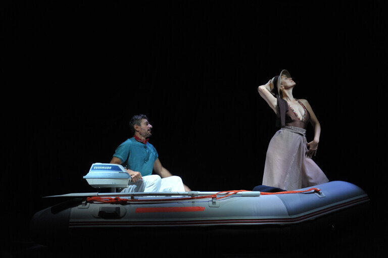 cover of TRAVOLTI DA UN INSOLITO DESTINO NELL’AZZURRO MARE D’AGOSTO