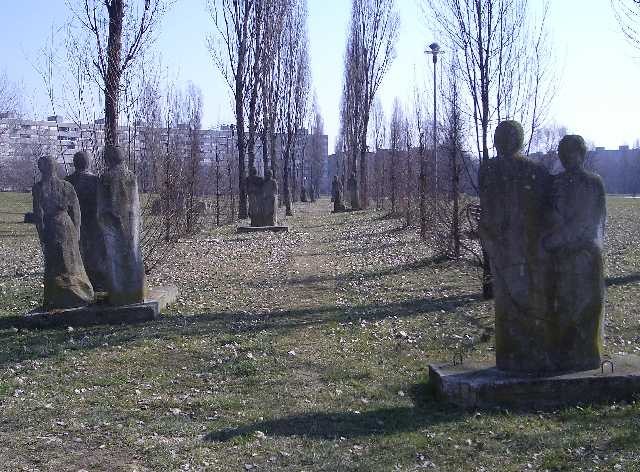 Le statue del giardino Pasolini - sullo sfondo il Virgolone e altri edifici del Pilastro