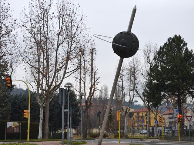 La scultura "Dialogo" di F. Martani all'ingresso del parco Marconi - Sasso M. (BO)