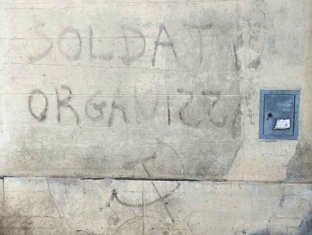 Scritta inneggiante ai Soldati organizzati