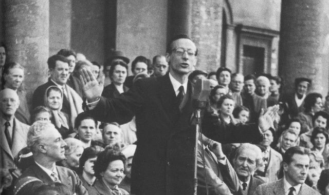 Giuseppe Dossetti durante un comizio della campagna elettorale del 1956