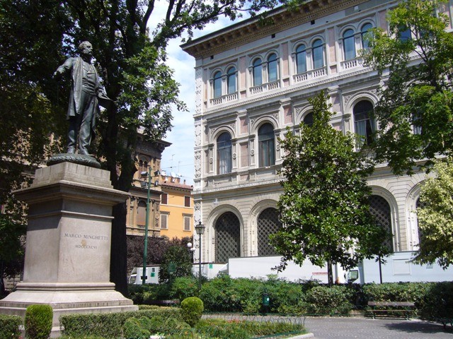 Il monumento a Marco Minghetti - sulla destra l'edificio della Cassa di Risparmio
