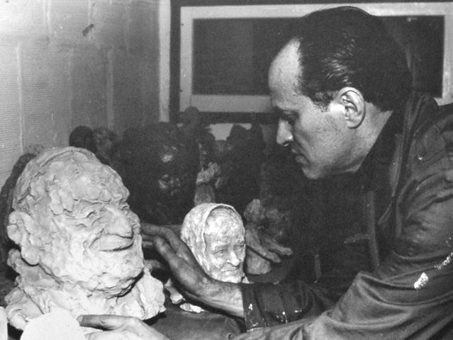 Eugenio Amadori con alcune delle sue sculture
